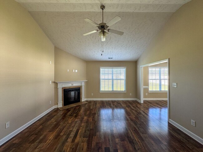 Building Photo - Charming 3 Bed 2 Bath Raeford Home with Fe...