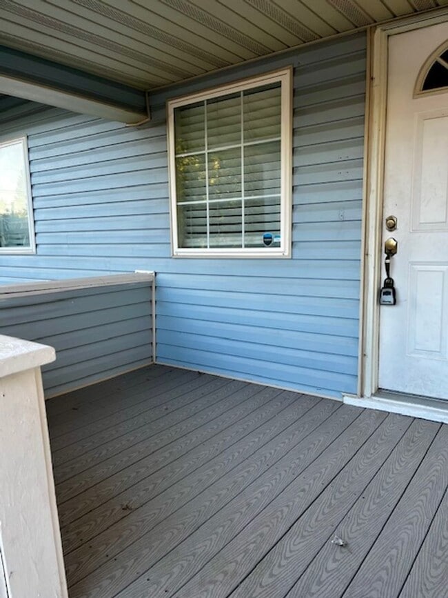 Building Photo - **Free October Rent** 2 Bed 1 Bath Unit Av...