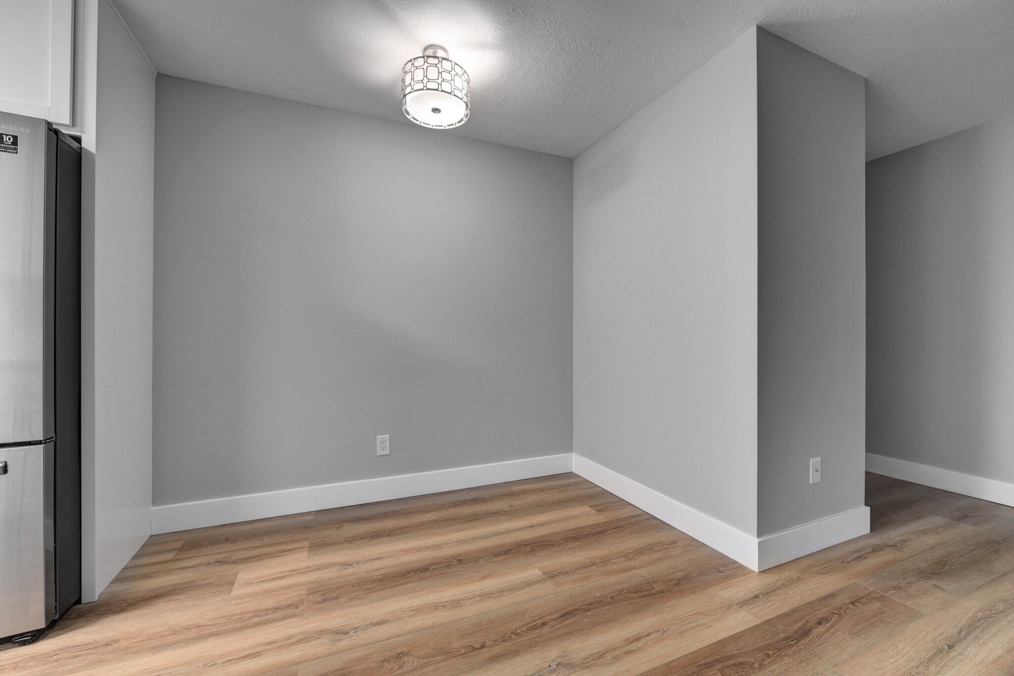 Dining Area - 20333 Detroit Rd