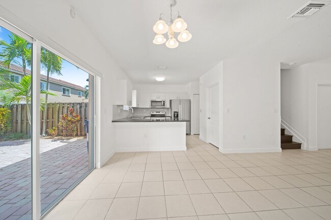 Building Photo - Cutler Bay Townhouse