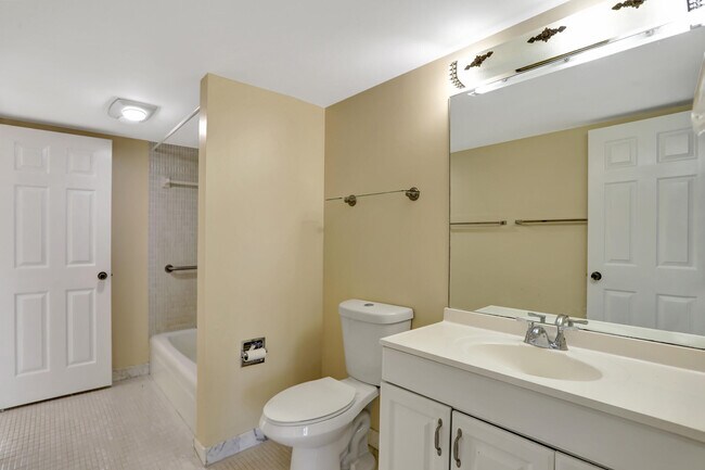 Building Photo - 3 Royal Palm Way