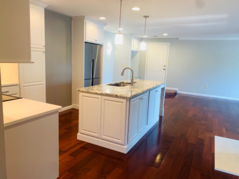 Building Photo - 20 Greystone Ct
