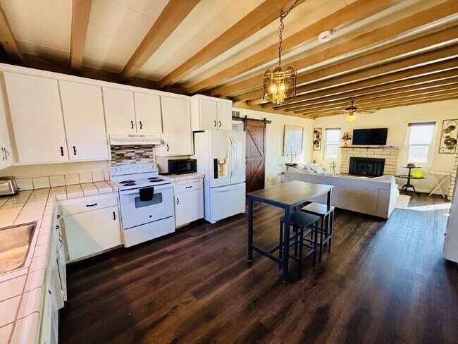Building Photo - 4 bedrooms, 2 kitchens, 2.5 bathrooms, lau...
