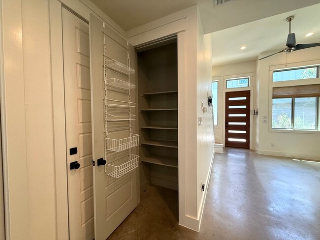 Building Photo - Gorgeous & modern free-standing home in ‘02!