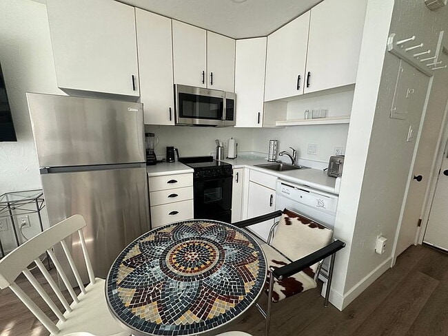 Building Photo - 725 E Main St