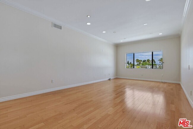 Building Photo - 4443 Ventura Canyon Ave