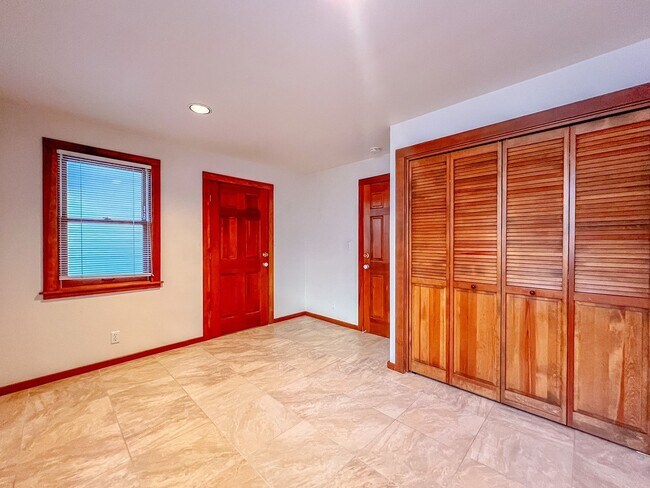 Building Photo - Charming One Bedroom Apartment