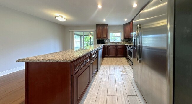 Building Photo - 6475 Cedarbrook Dr