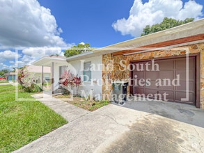 Building Photo - Newly Renovated 3-Bedroom Duplex with Mode...
