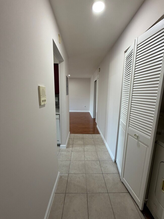 Building Photo - 1409 Green Hollow Dr