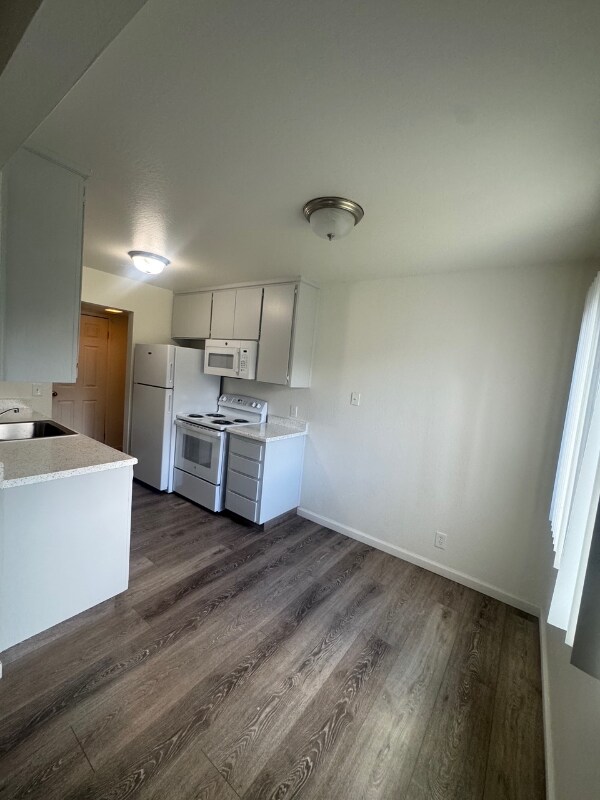 Building Photo - 625 S Madera Ave