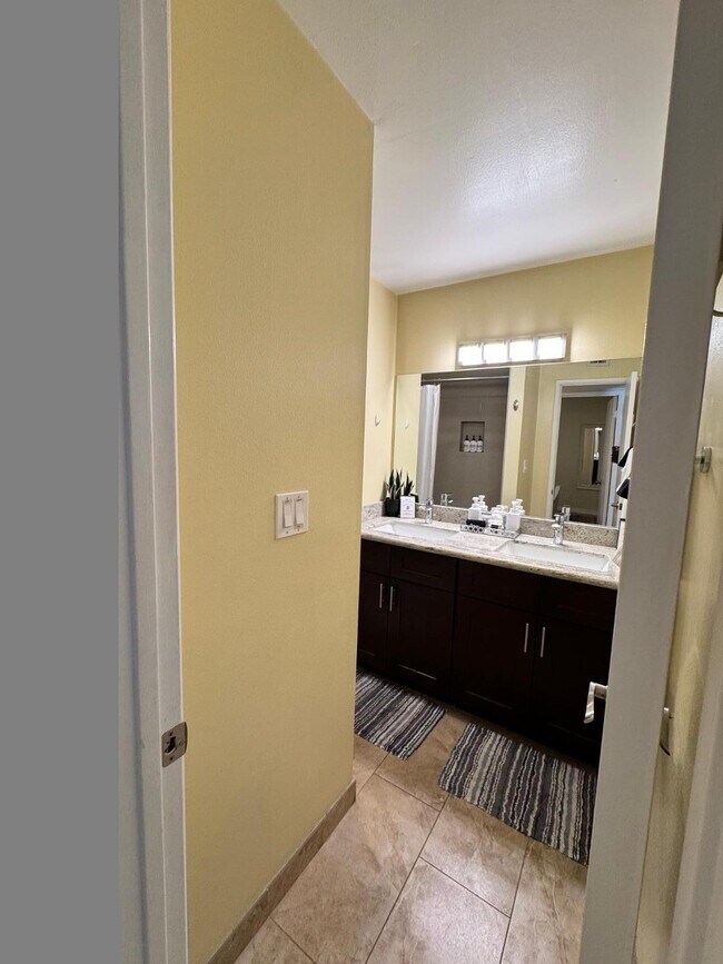 Building Photo - 8238 E Vista Dr