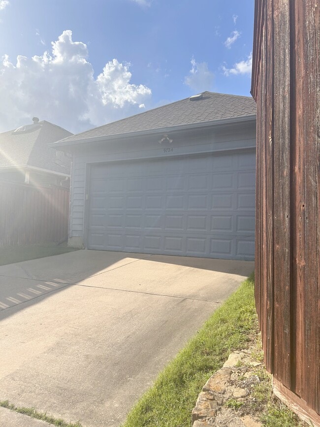 Building Photo - 9724 Wolf Creek Dr