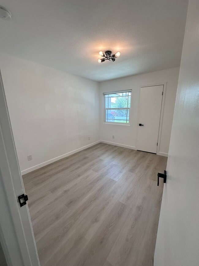 Building Photo - Spacious 3 Bed 3 Bathoom in Long Beach
