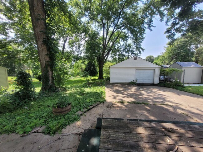 Building Photo - Cozy two bedroom home, pet friendly!