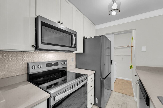 Building Photo - 266 Alexandra Dr