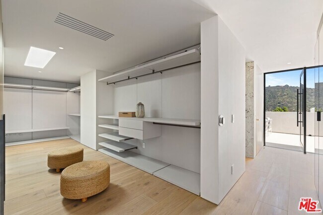 Building Photo - 2501 Banyan Dr