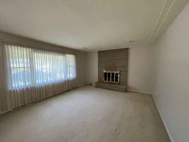 Building Photo - Three Bedroom Home in Richland