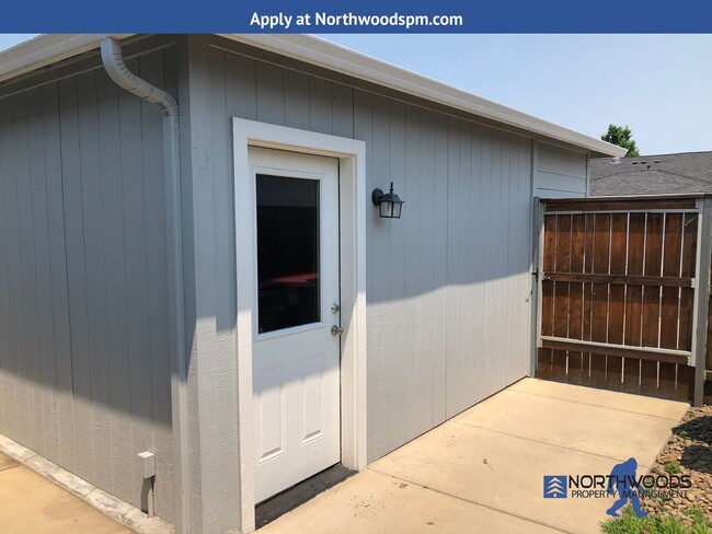 Building Photo - Located in Central Point in a 55 Plus Comm...