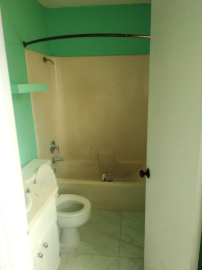 Building Photo - 124 Azalea Ave