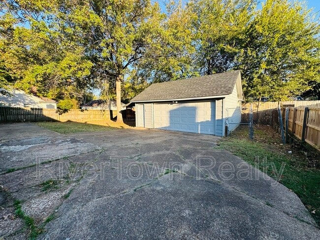 Building Photo - 5392 Elmhurst Ave