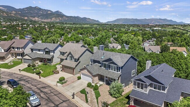 Building Photo - 5-Bedroom Home in D12 with Open Space View...