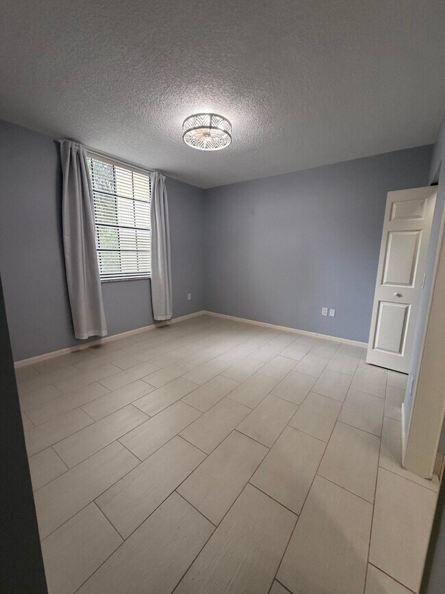 Building Photo - 630 S Sapodilla Ave