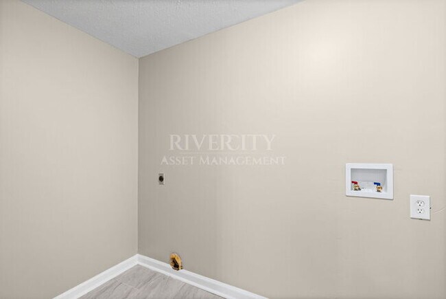 Building Photo - Beautiful 2 Story Home, Section 8 Welcomed !!!!!!