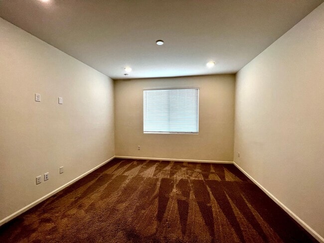 Building Photo - 4 Bedroom Home with 3-Car Garage in Gladde...