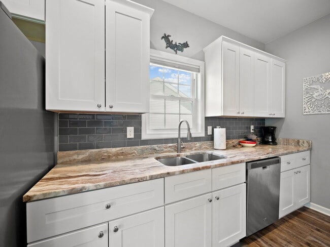 Building Photo - 512 Hazelwood Dr