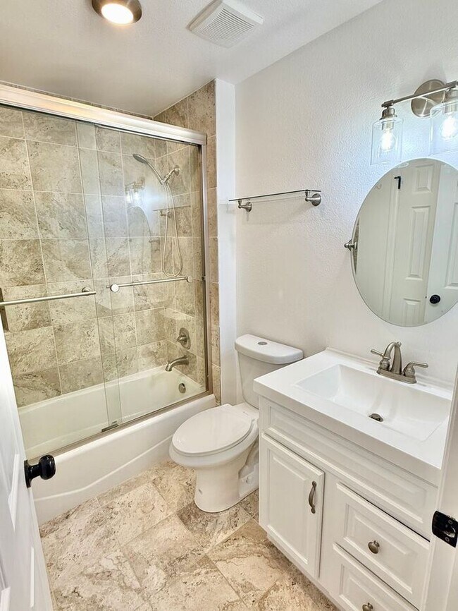 Building Photo - Beautifully Updated Modern Farmhouse 3 bed...