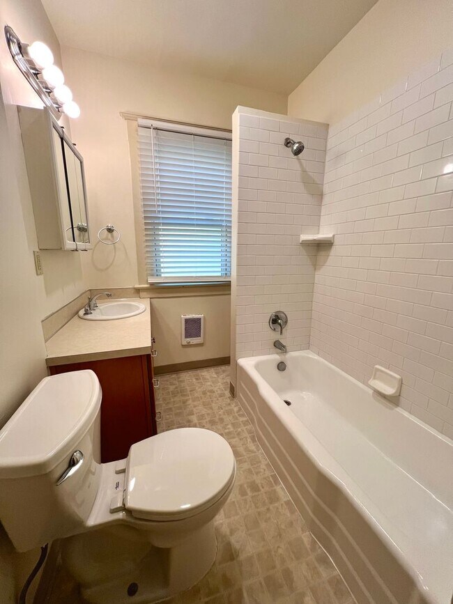 Building Photo - Stunning Vintage 2 Bed 1 Bath in NW 23rd!