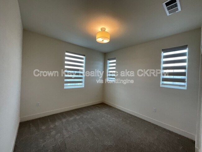 Building Photo - 7236 Diamond Ave