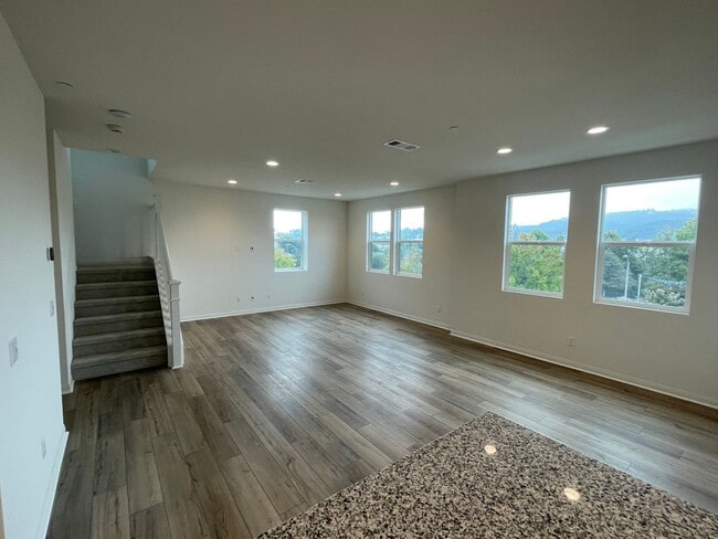 Building Photo - 3 Bed 3 Bath Townhouse in San Marcos - Brand New