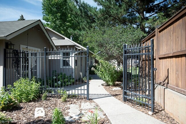 Building Photo - 916 Poly Dr