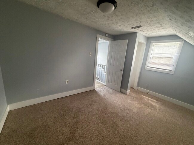 Building Photo - 3 Bedroom Near Irvington-Emerson Heights