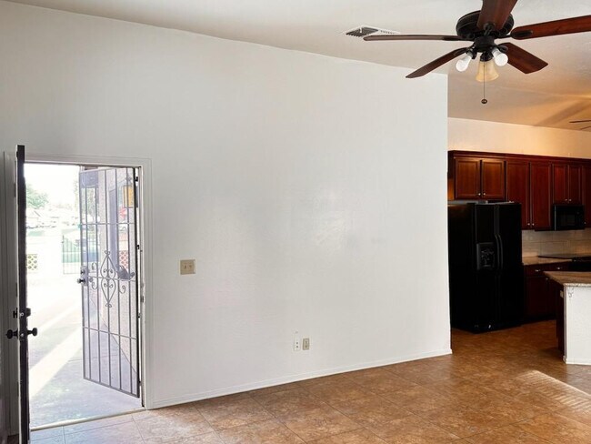 Building Photo - 1043 S Rose