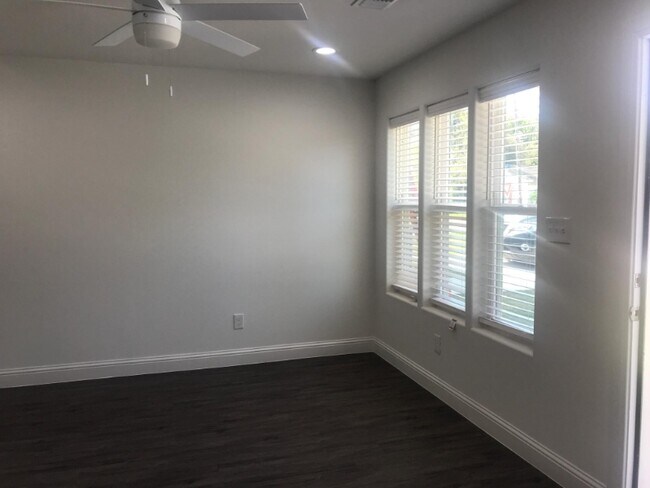 Building Photo - 904 N Bush Ave