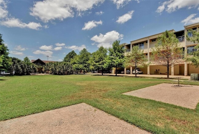 Building Photo - 2401 E 6th St