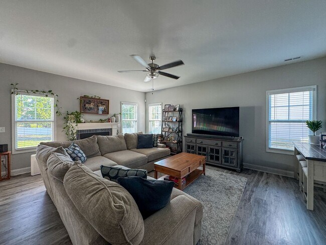 Building Photo - Spacious 4 Bed 3 Bed Home in Pine Forest School District