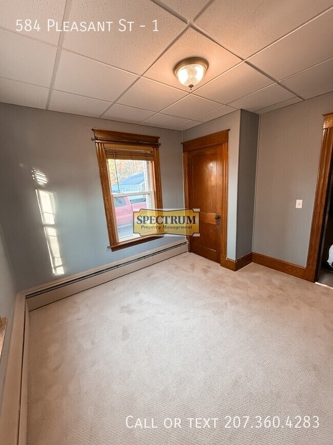 Building Photo - 584 Pleasant St