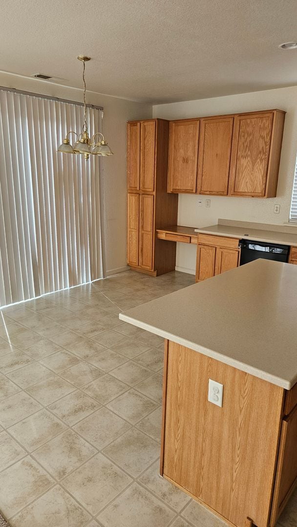 Building Photo - Large Six bedroom home for rent.