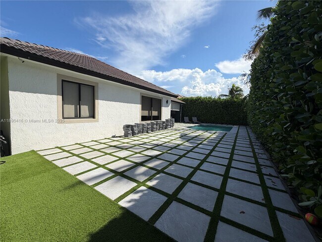 Building Photo - 16326 Mariposa Cir N