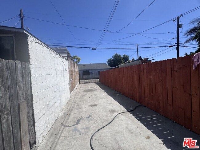 Building Photo - 10406 Avalon Blvd