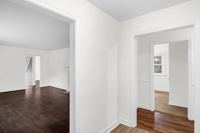 Building Photo - Beautiful 3 bedroom 2 1/2 bathroom Home with a Fenced-in Backyard in Winston!