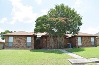 Building Photo - 309-311 Dogwood Dr