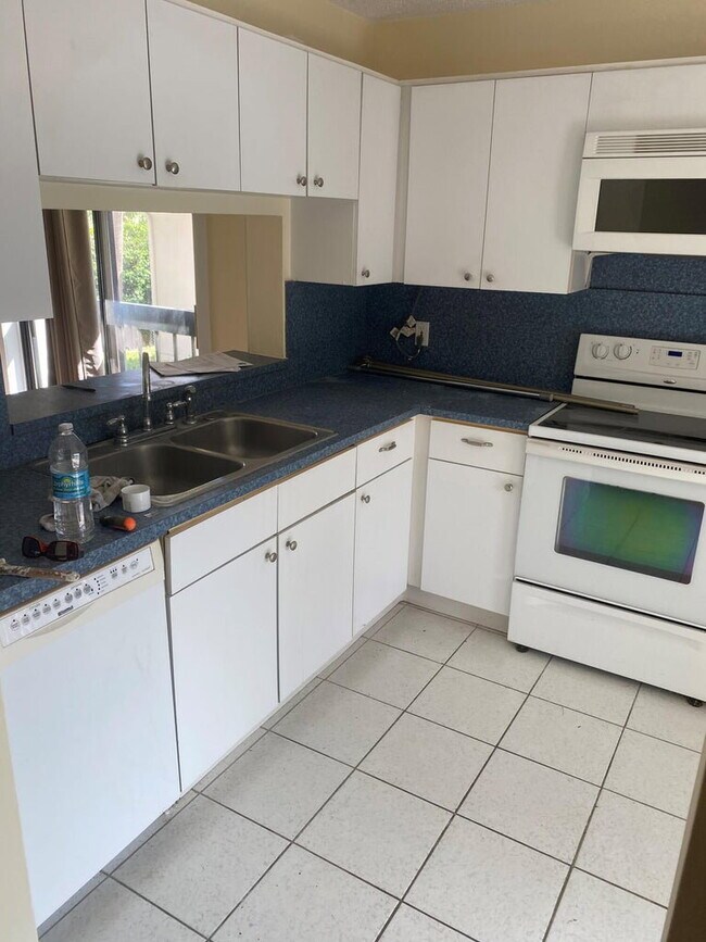 Building Photo - 5200 E Club Cir