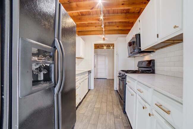 Building Photo - 2 Bed 2.5 Bath Right off Cherry Street!!