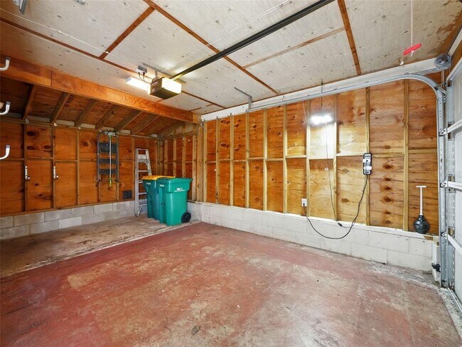 Building Photo - 1426 Crestview Dr