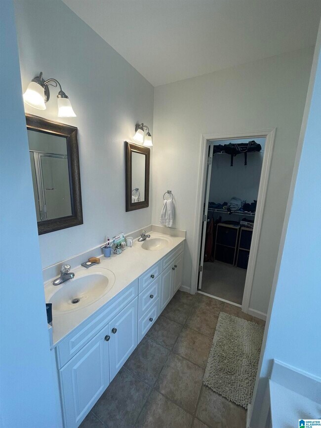 Building Photo - 2420 Abbeyglen Pl